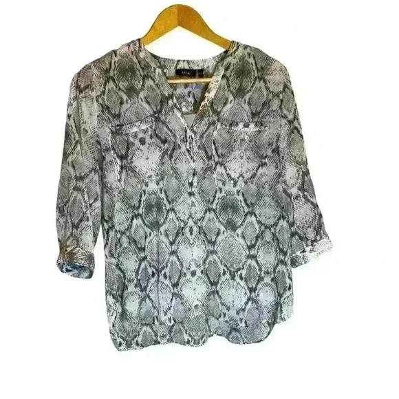 Apt. 9 Sheer Women Blouse Snake Print Gray, V Neck, Size L 3/4 Roll Tab Sleeve - Picture 4 of 8